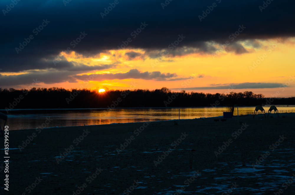 Naklejka premium Beautiful winter sunset on river Dnieper