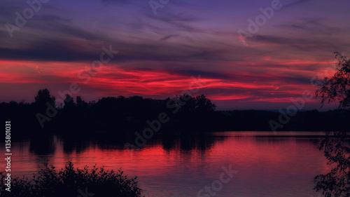 Sonnenuntergang  blutroter Himmel am Murner See in Bayern