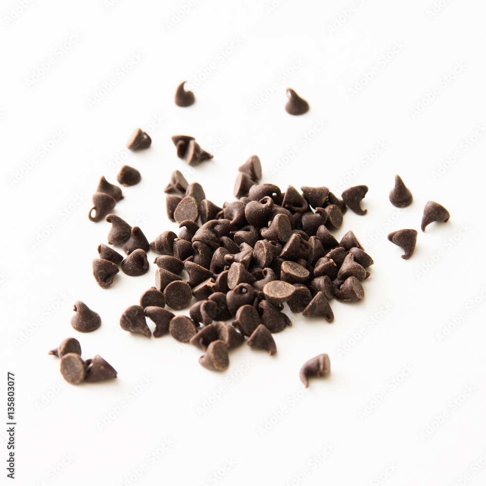 Obraz premium Chocolate chips isolated on white background