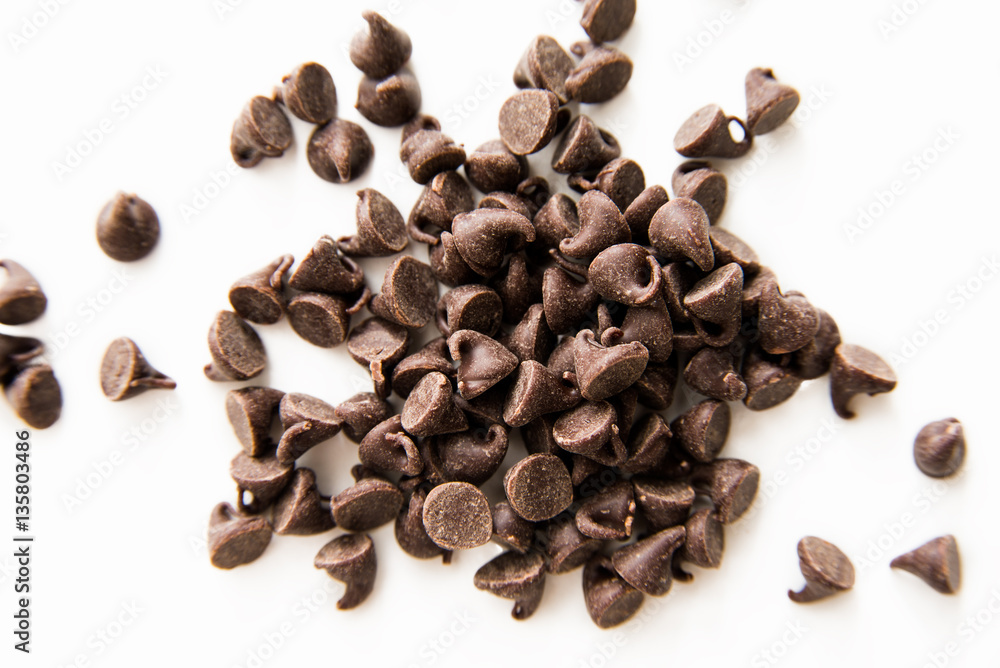 Obraz premium Chocolate chips isolated on white background