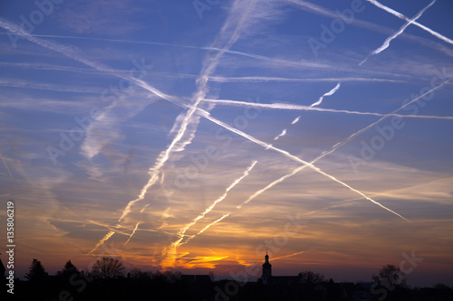 Straßenkreuzungen am Himmel