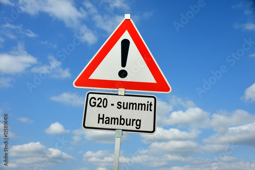 G20-summit Hamburg, G20-Gipfel, 2017, Gipfeltreffen, Konferenz, Industrieländer, Schwellenländer, Staatschefs, Polizei, Absperrungen, Politik, Demonstrationen, Schild, Achtung, symbolisch