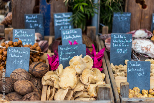 Marktstand mit Exotischen Früchten, Nüssen und Pilzen