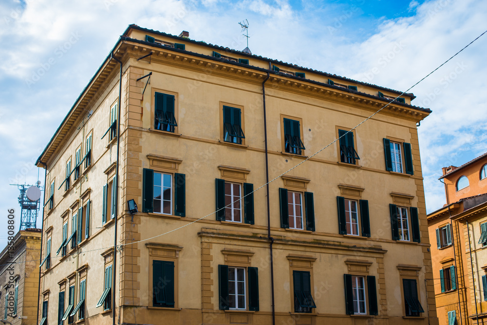 Palazzo signorile giallo, centro storico, Pisa