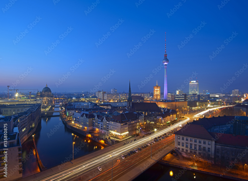 Obraz premium Berlin Mitte Skyline wieczorem, Berlin, Niemcy, Europa