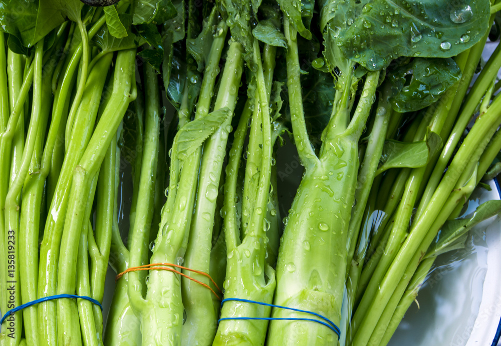 Obraz premium Morning glory and Chinese Kale wash in water