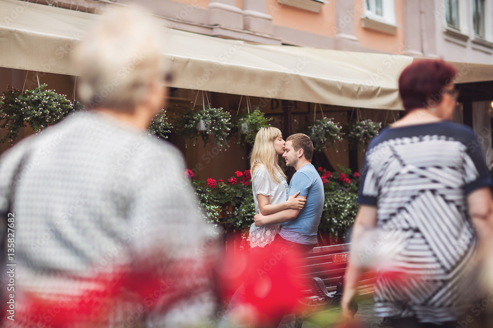 Obraz premium Couple in love kissing on street