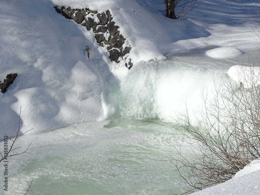 Fototapeta premium Geftorener Wasserfall