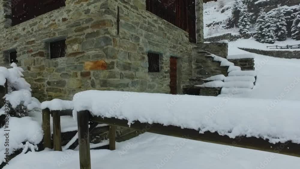 custom made wallpaper toronto digitalBaita di montagna immersa nella neve