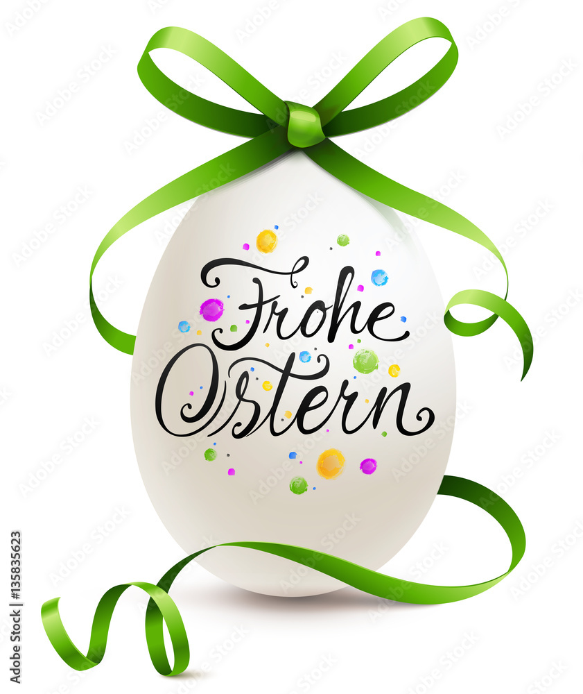 Fototapeta premium Buntes Osterei mit grüner Kringel Schleife und Kalligraphie - Frohe Ostern