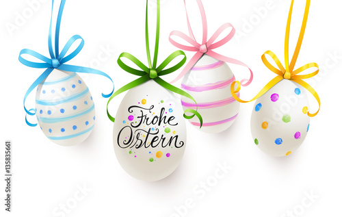 Bunt bemalte hängende Ostereier mit Schleifen und Kalligraphie - Frohe Ostern