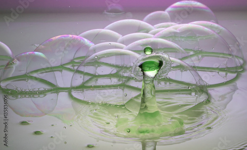 Obraz na płótnie Seifenblasen mit Wassertropfenfigur w salonie