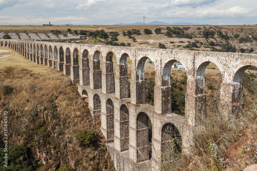 Obraz premium Arcos del Sitio aqueduct for water supply in Tepotzotlan, Mexico