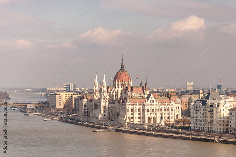 Obraz premium Hungarian Parliament Building on the bank of the Danube in Budapest