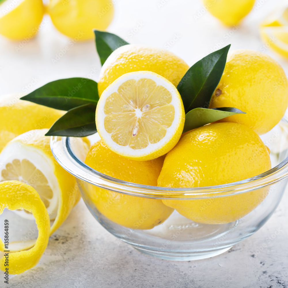 Fresh lemons in a glass bowl StockFoto Adobe Stock