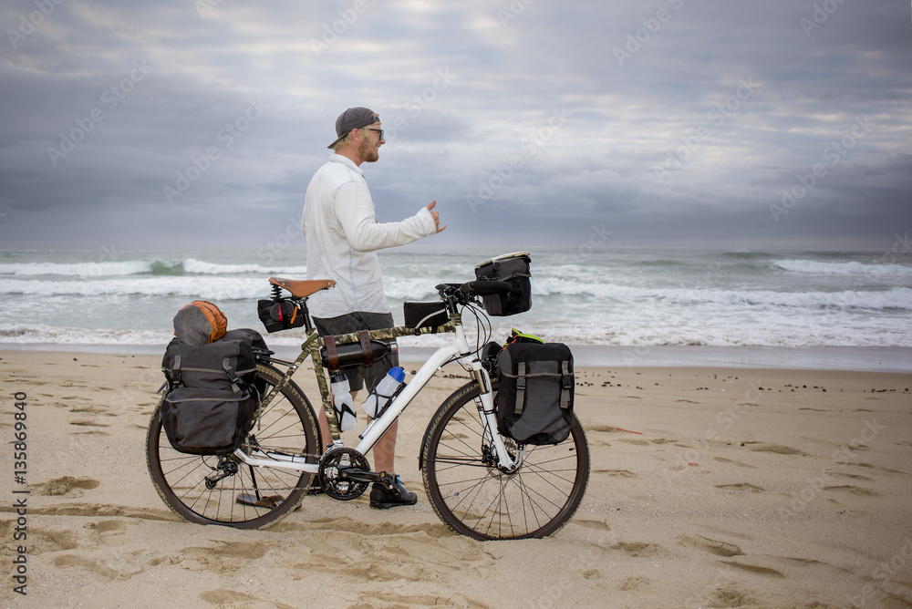 Young mand cycle packer reaches the beach