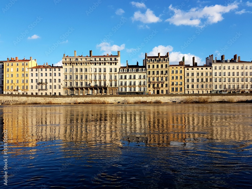 Immeubles Lyonnais avec Reflets sur la Saône Immeubles Lyonnais avec Reflets sur la Saône
