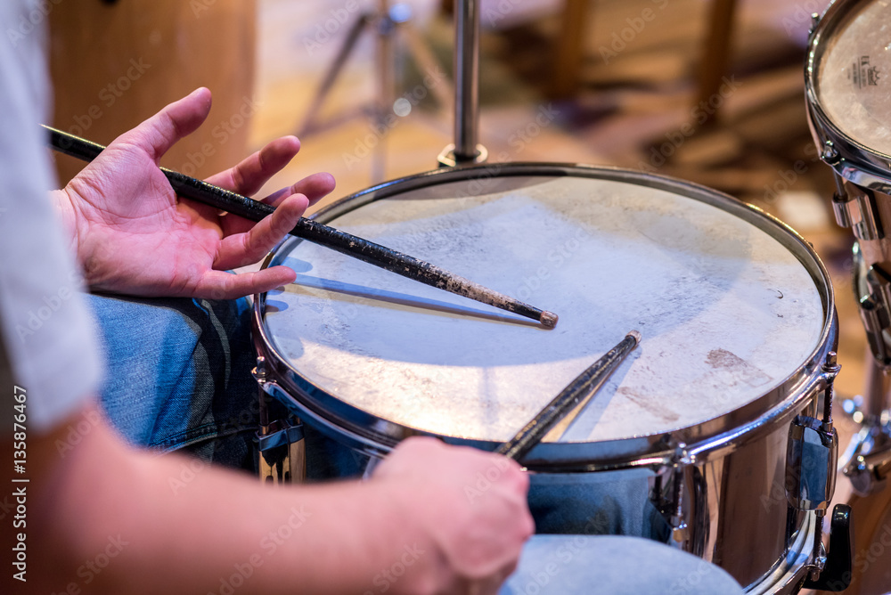 Obraz premium Drummer playing the drum