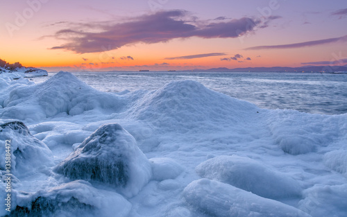 Зимние льды на морском берегу