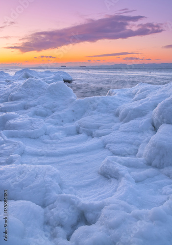 Fototapeta Naklejka Na Ścianę i Meble -  Зимние льды на морском берегу