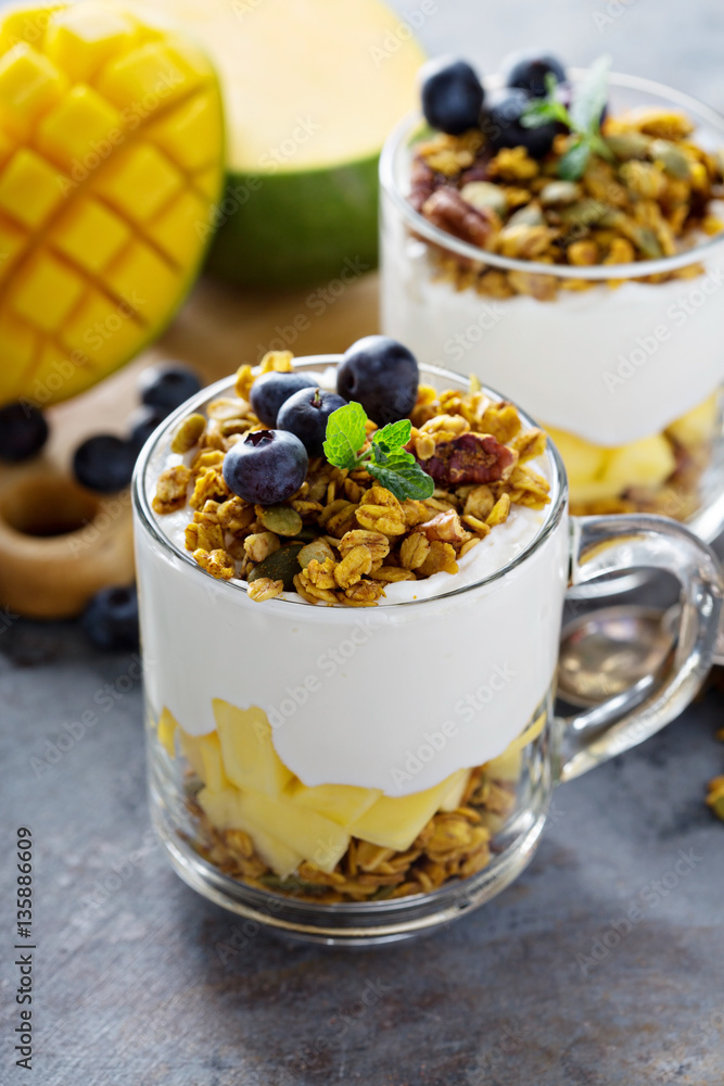Mango yogurt parfait with granola Mango yogurt parfait with granola