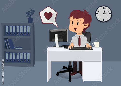 Empleado de oficina que ama su trabajo escribiendo en teclado de ordenador personal 