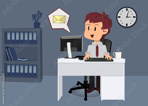 Empleado de oficina escribiendo email en teclado de ordenador personal 