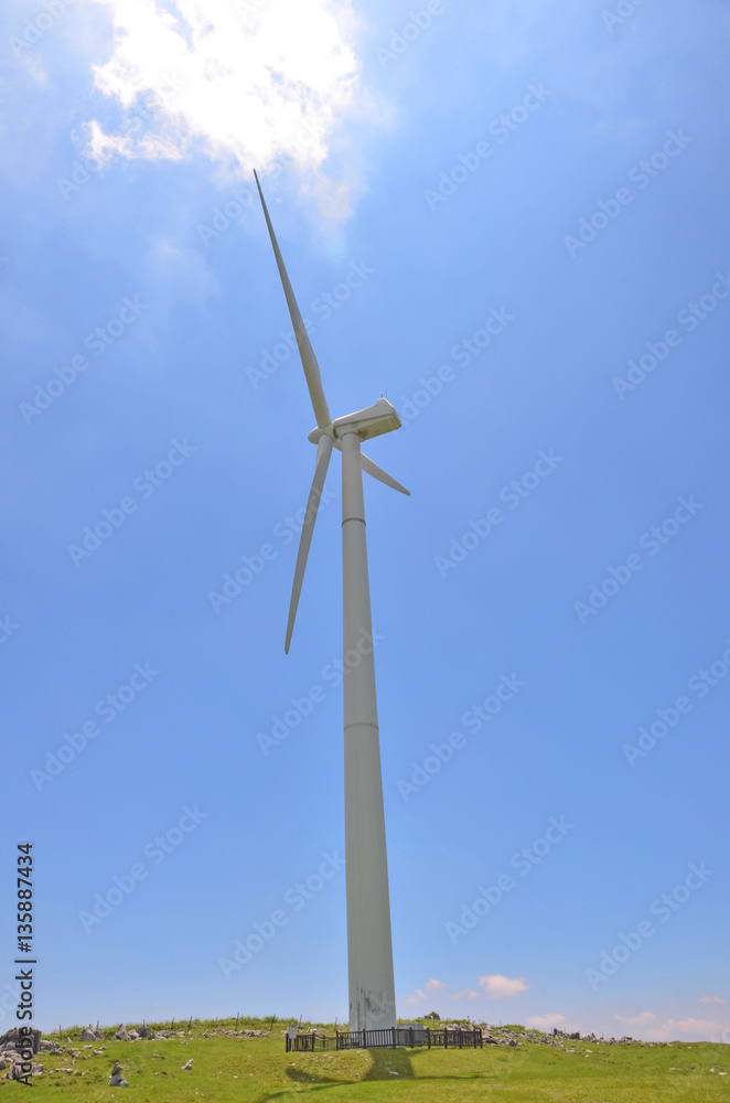 風力発電と青空
