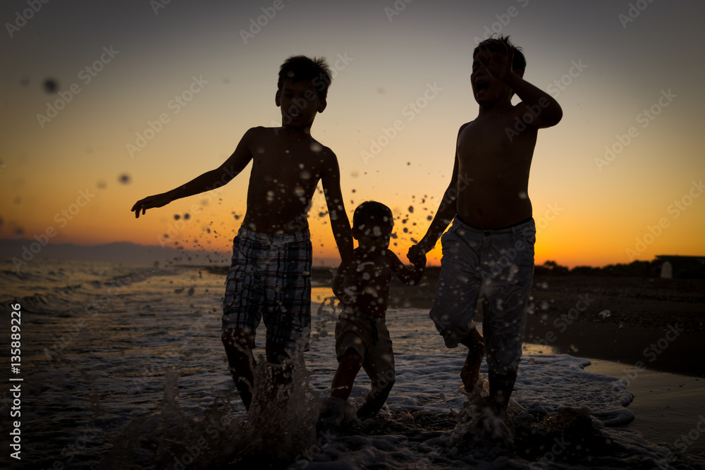 Fototapeta premium Fun kids playing splash at beach