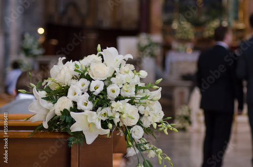 Bouquet della sposa al matrimonio in chiesa