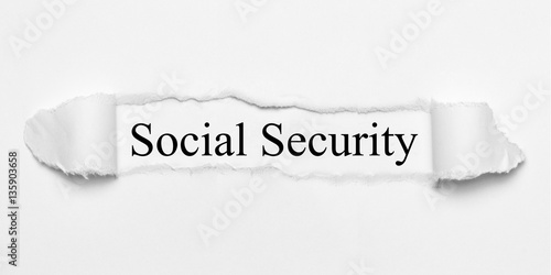 Social Security auf weißen gerissenen Papier photo