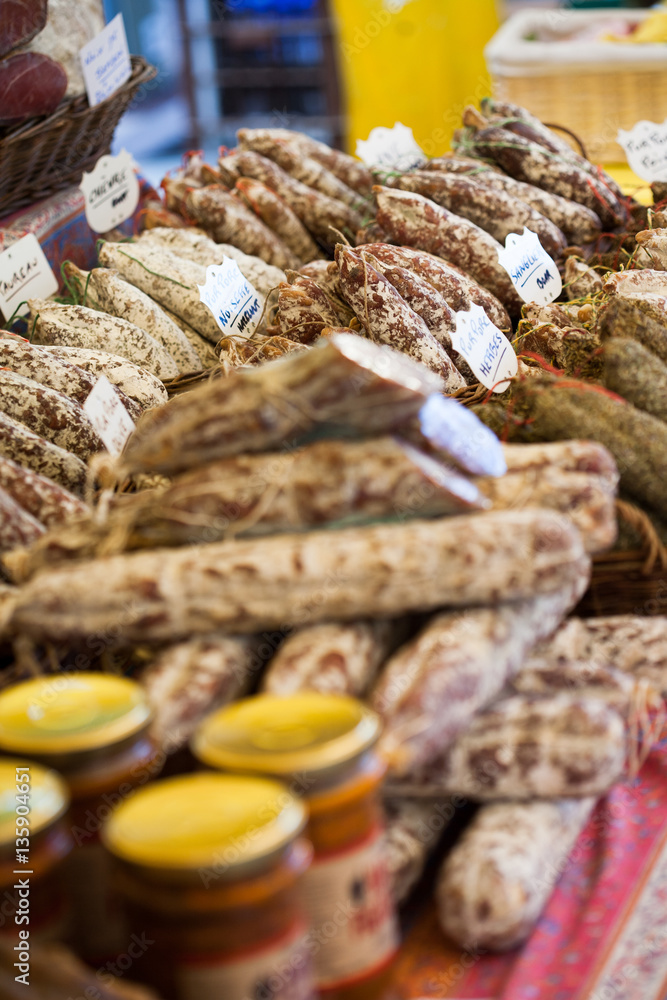 Fototapeta premium saucissons et saucisses
