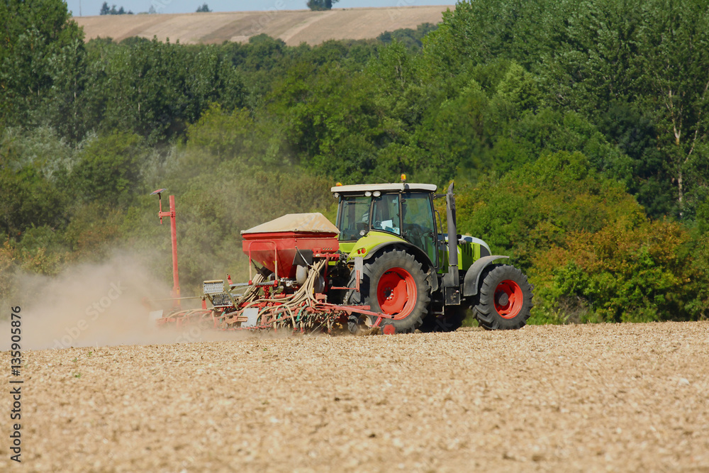 Obraz premium Semis dans un champ par un tracteur