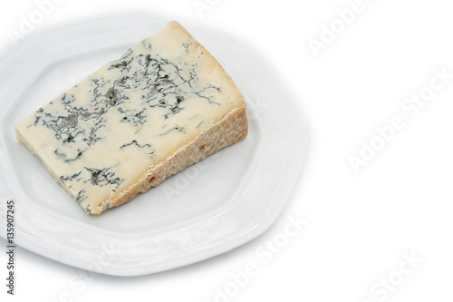 Fetta di gorgonzola su piatto su sfondo bianco photo