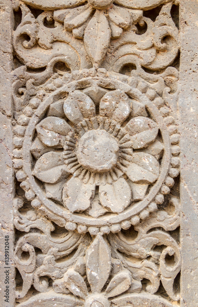 A floral motiff on a pillar
