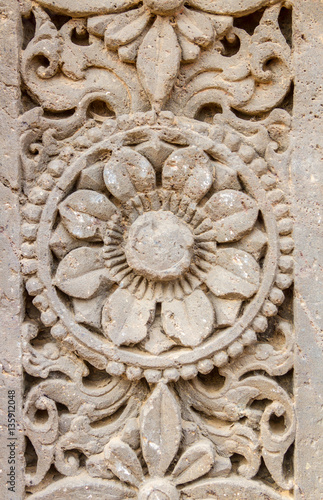 A floral motiff on a pillar © nilanewsom