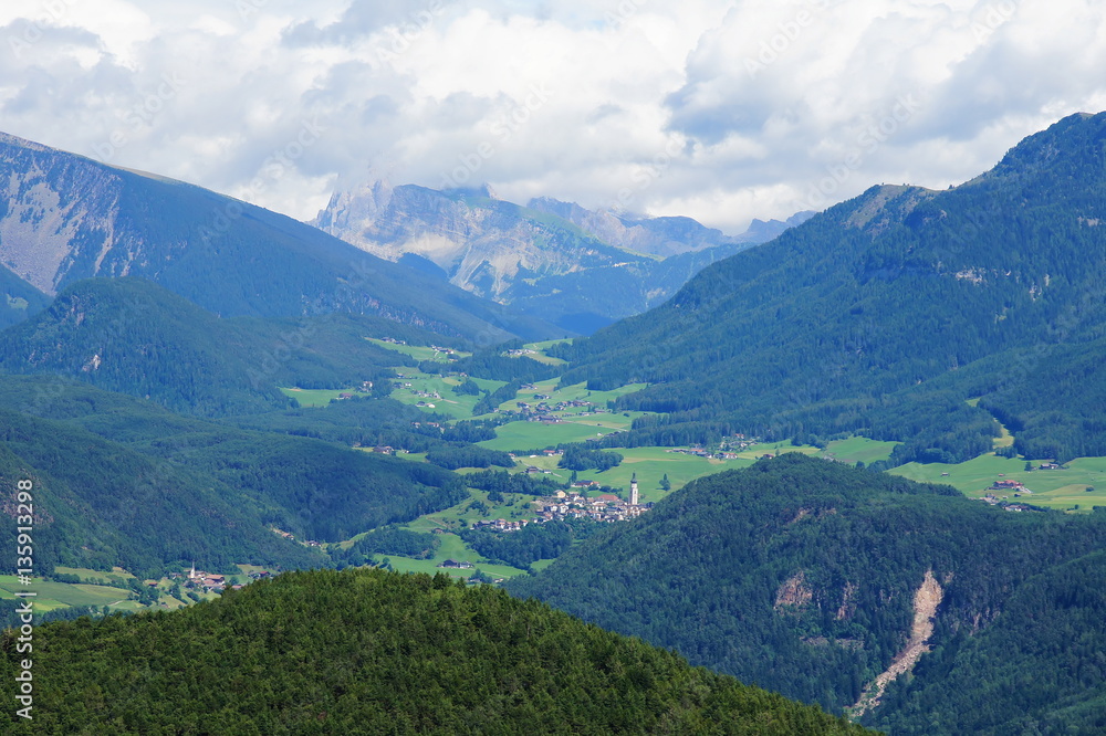 Kastelruth in den Dolomiten mit Blick Richtung Grödnertal
Kastelruth in den Dolomiten mit Blick Richtung Grödnertal