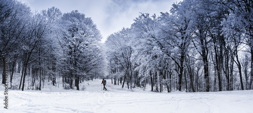 Hicking on winter time © kroko021