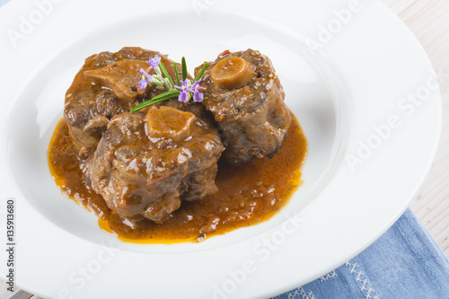 Tableau sur toile Rabo de toro o ternera en salsa de romero decorado con flores, carne roja para u