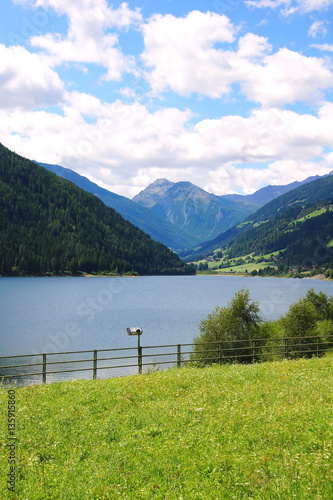 Zoggler Stausee im Ultental in Südtirol im Sommer 