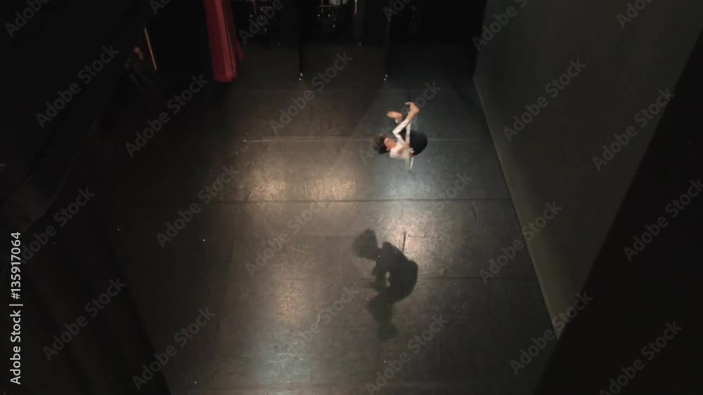 Mujer acróbata girando en el aro aéreo, chica bailarina actuando en el teatro
