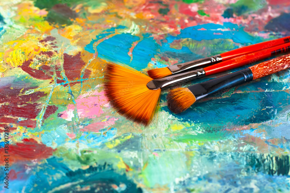 Fototapeta premium artist's palette with oil paints and brushes