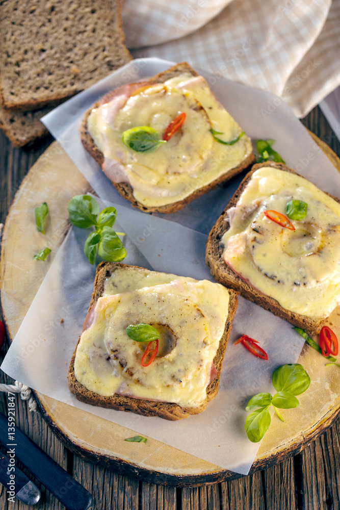 Toastbrot mit Ananas und kässe (hawaii) Toastbrot mit Ananas und kässe (hawaii)