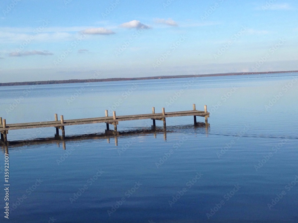 Steg in ruhigem Wasser Steg in ruhigem Wasser