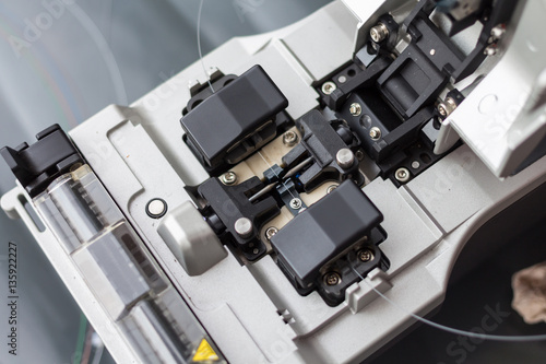 Canvastavla working with fiber optic fusion splicer