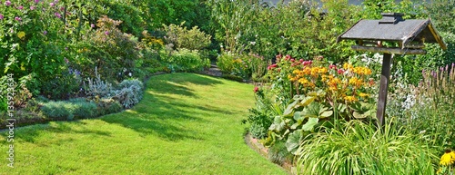 Foto Schöner Garten mit Vogelhaus