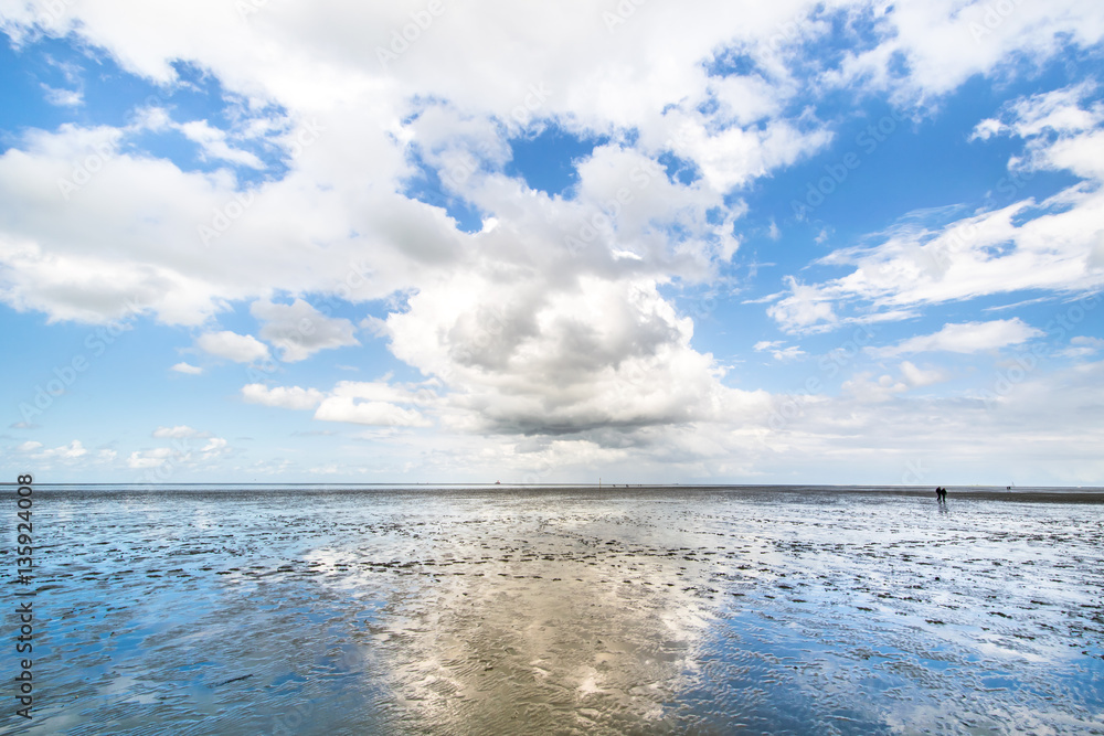 Wattenmeer bei Ebbe mit schöner Wolkenspiegelung