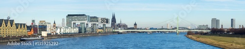 Köln: Panorma mit Kölner Dom und Kranhäuser © shamm