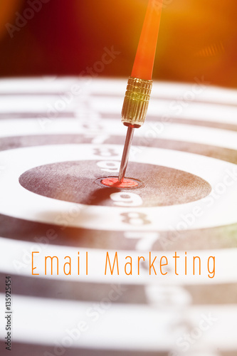 Obraz na płótnie Email Marketing concept with darts arrow w salonie