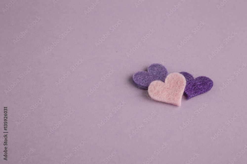 Obraz premium small hearts on purple background